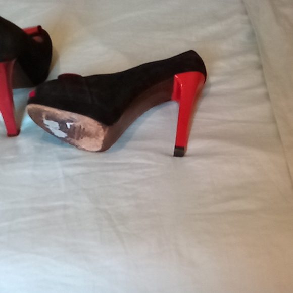 🎄Stuart Weitzman black suede and candy apple red Patten leather heels🎄 - Picture 4 of 6